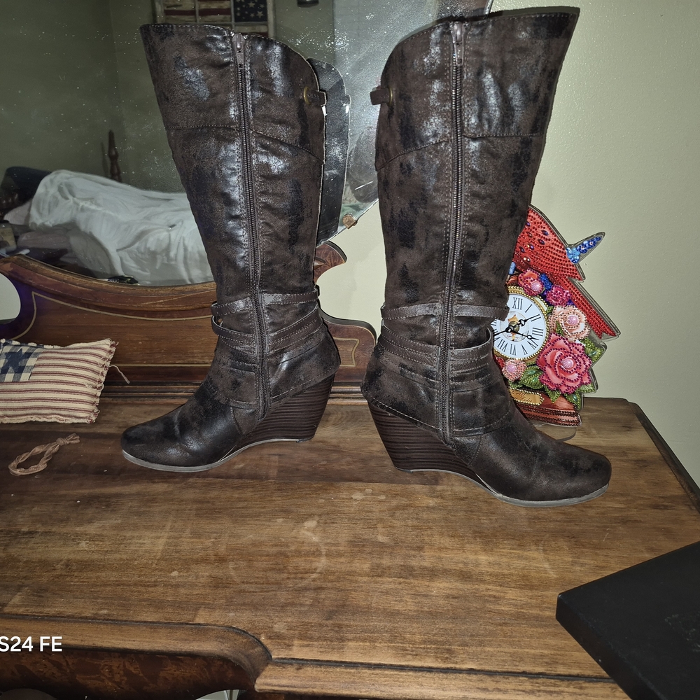 Chic Brown Heeled Boots